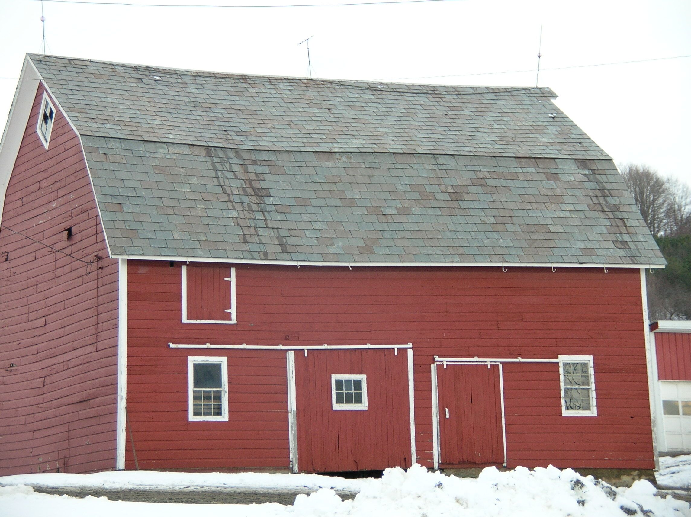 Red Horse Barn And Trailer Stock Photo, Picture and Royalty Free Image.  Image 27761084., image size:2288x1712